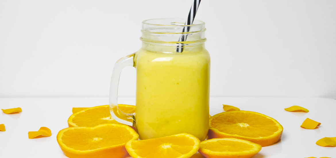 gesunder protein Shake mit Mango
